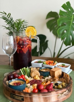 Platter with sangria and dips